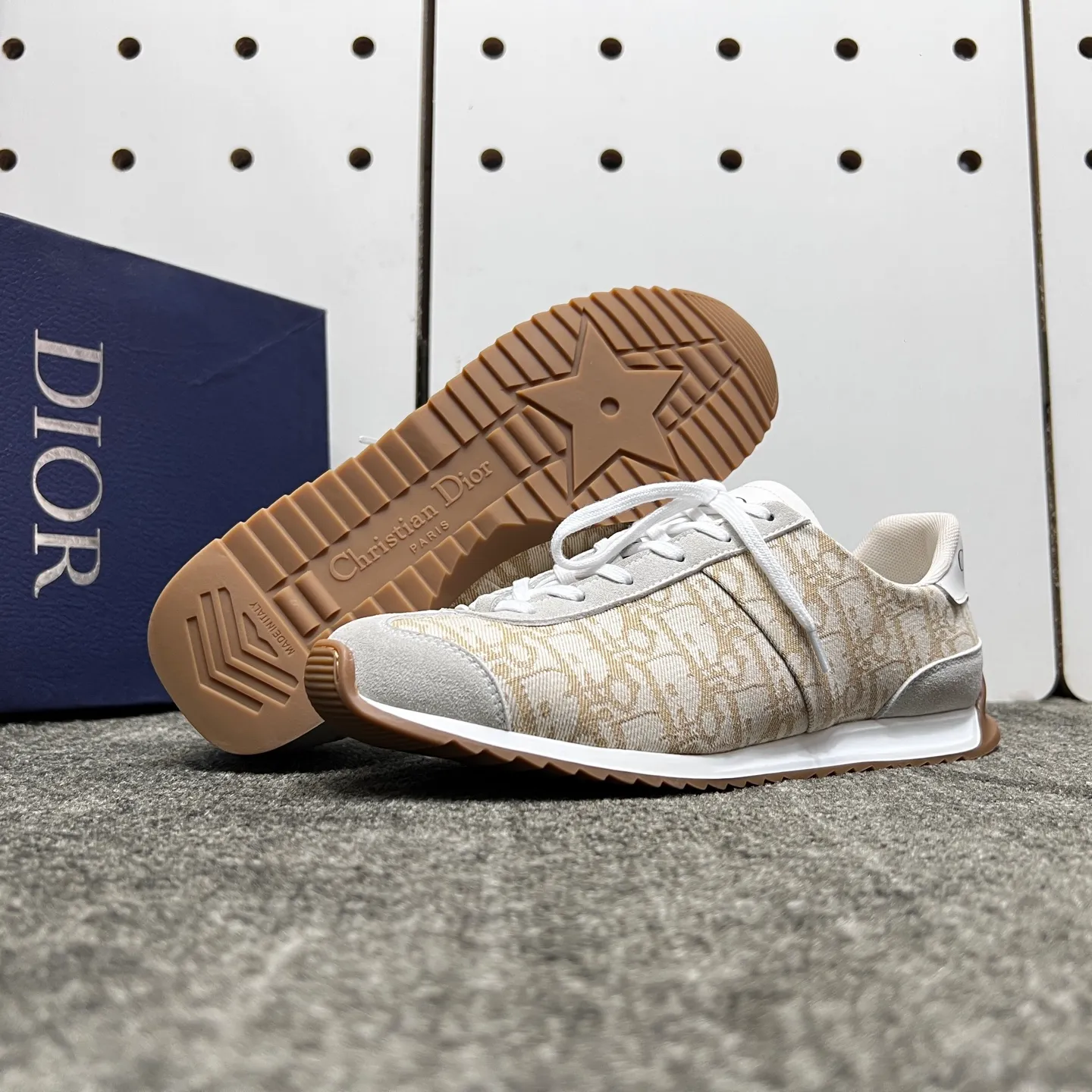 Factory price: 420💰【DIAo•Dior】Original quality.~ Unique modern style sneakers. 🏃A must-have casual shoe for trendy men😍😍 Original brand imported from Italy, imported original leather, sheep lining (refuses to discolor and grind feet) Sole: Original sole provided by the original factory, French lazy style design ⚠️Fit to the feet, original quality, super comfortable original sole. It’s like shooting the real thing 🎬The real thing is better, high-quality sneakers, size: 38-44, custom-made 45